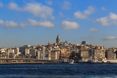 İSTANBUL, TURKEY - 15 Eylül 2017: Bu Altın Boynuz boyunca Galata Köprüsü ve Galata Kulesi 'ne bir manzara.