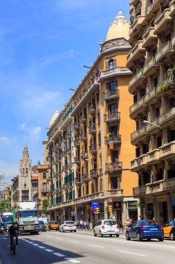 BARCELONA, SPAIN - 17 Mayıs 2017: Art Nouveau, Art Deco ve neoklasik Katalan mimarisi ile ünlü Laetana Bulvarı.