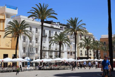 CADIZ, SPAIN - 22 Mayıs 2017: Burası eski şehrin merkezindeki çok sayıda kafenin bulunduğu Katedral Meydanı.