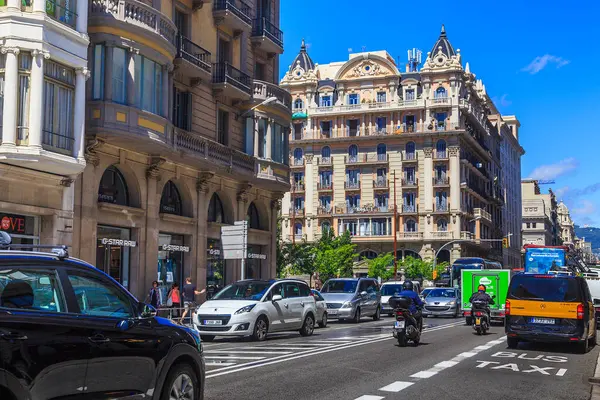 BARCELONA, SPAIN - 17 Mayıs 2017: Art Nouveau, Art Deco ve neoklasik Katalan mimarisi ile ünlü Laetana Bulvarı.