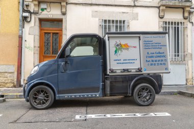 DIJON, FRANCE - 30 EKİM 2023 Bu Fransız üretici Ligier 'den bir Microcar Highland X mikrotruck..