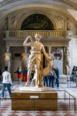PARIS, FRANCE - 12 Mayıs 2013: Bu Louvre Müzesi 'ndeki Caryatids Salonunda Avcı Diana' nın antik Roma heykeli.