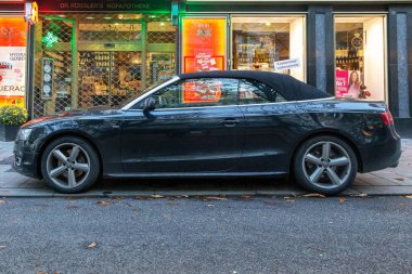 BADEN-BADEN, GERMANY - 28 Ekim 2023: Bu ünlü Alman şirketi Audi A5 tarafından üretilen lüks bir otomobil..