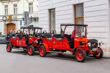 PRAG, CZECH - 26 Ekim 2023 Bu özel antika tarzı turist arabaları park yerinde yolcuları beklemek için..