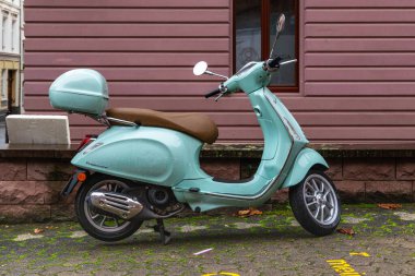 MAINZ, ALMANY - 2 Kasım 2023: bu bir scooter Vespa Primavera şehir caddesindeki otoparkta.