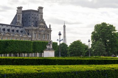 PARIS, FRANCE - 12 Mayıs 2013: Bu akşam Atlıkarınca Bahçesi 'nden Eyfel Kulesi' nin manzarası.