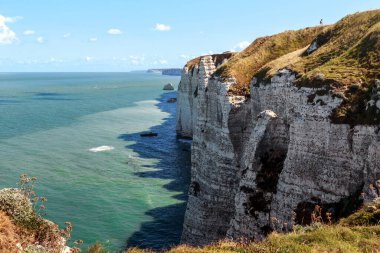 ETRETAT, FRANSA - 1 Eylül. 2019: Bu Fransa 'nın Alabaster Sahili' ndeki kayalıkların panoramik bir görüntüsü.