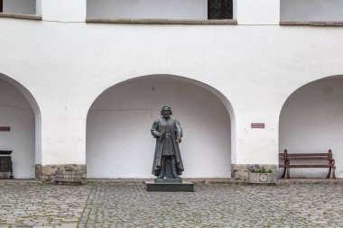 MUKACHEVO, UKRAINE - MARTH 5, 2023: Bu Palanok Şatosu 'ndaki Prens Fedor Koriyatovich anıtı.