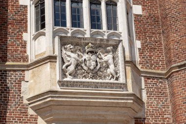 HAMPTON COUERT, GREAT BRITAIN - 18 Mayıs 2014: Bu bir ortaçağ sarayının körfez penceresinde İngiliz kralı VII..
