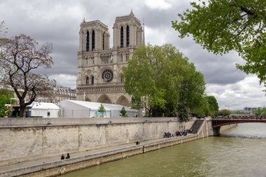 PARIS, FRANCE - 13 Mayıs 2013: Bu Seine Nehri Katedrali 'nin Notre Dame Katedrali manzarası.