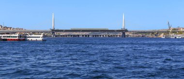 ISTANBUK, TURKEY - 14 Eylül 2017 Bunlar Golden Horn Körfezi üzerindeki köprüler - ön plandaki Metro Köprüsü ve Atatürk Köprüsü.