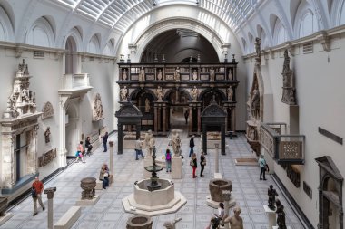 LONDON, GREAT BRITAIN - 22 Mayıs 2014: Burası Victoria ve Albert Müzesi 'nde sergilenen Rönesans Galerisi.