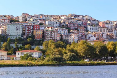 ISTANBUL, TURKEY - 14 Eylül 2017: Bu, Golden Horn Körfezi 'nin yamaçlarındaki modern bir kentsel gelişmedir..