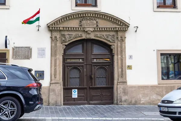 BUDAPEST, HUNGARY - MARTH 14, 2023: 18. yüzyıldan kalma eski bir tarihi binanın barok kapısı, Buda Tepesi 'nde yer almaktadır..