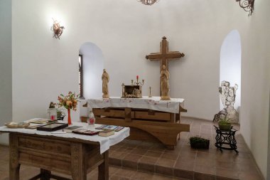 MUKACHEVO, UKRAINE - MARTH 5, 2023: Bu Palanok Şatosu şapelindeki sunak.