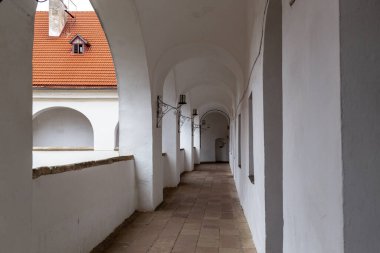 MUKACHEVO, UKRAINE - MARTH 5, 2023 Burası Palanok Kalesi 'ndeki sarayın dış galerisi.