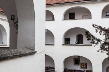 MUKACHEVO, UKRAINE - MARTH 5, 2023: Bunlar Palanok Kalesi 'nin etrafındaki yapıların mimari parçaları