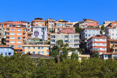 ISTANBUL, TURKEY - 14 Eylül 2017: Bu, Golden Horn Körfezi 'nin yamaçlarındaki modern kentsel yerleşim alanının bir parçası..