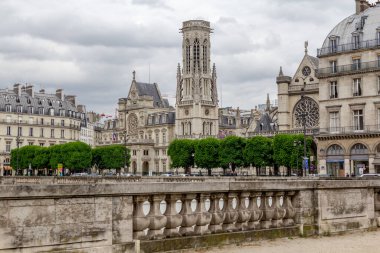PARIS, FRANCE - 14 Mayıs 2013: Bu Seine seddindeki Saint-Germain-l 'Auxerrois ortaçağ kilisesinin manzarası.