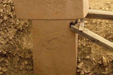GOBEKLI TEPE, TURKEY - 8 Ekim 2020: Bu en büyük ve en eski tapınak kompleksinin arkeolojik kalıntılarının bir parçasıdır (MÖ 10. bin yıl).).