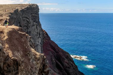 MADEIRA ADASI, PORTUGAL - 22 Ağustos 2021: bu San Lorenzo Burnu 'nda bir uçurum Ponto do Rosto gözlem güvertesi.