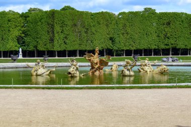 VERSAILLES, FRANCE - 12 Mayıs 2013: Bu Saray Parkı 'ndaki Ejderha Havuzu' nda bir heykel grubu.