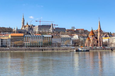 BUDAPEST, HUNGARY - 16 MARTH 2023 Buda Tepesi yakınlarındaki Buda bölgesinin liman manzarası.