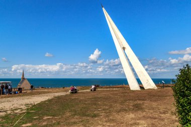 ETRETAT, FRANCE - 1 EPTEMBER 2019: Bu, Paris 'ten New York' a ilk aralıksız uçuşunu yapmaya çalışırken ölen Beyaz Kuş çift kanatlı uçağının pilotlarının anıtı..