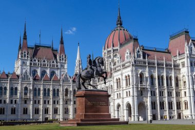 BUDAPEST, HUNGARY - 16 MARTH 2023: Bu Macar Parlamentosunda Ferenc Rakoczi 'nin binicilik anıtı.