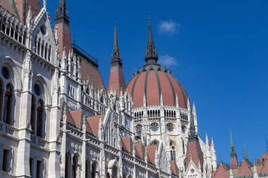 BUDAPEST, HUNGARY - 16 MARTH 2023: Bu, Macar Parlamentosu binasının kubbesine sahip mimari bir parça.