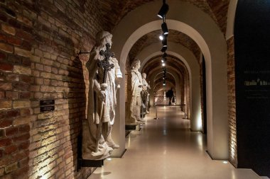 BUDAPEST, HUNGARY - 16 MARTH 2023: Macar Parlamentosu Müzesi 'nde sergilenen Macar ünlülerin heykellerinin alçıdan kopyaları.