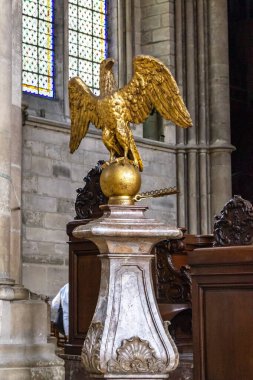 REIMS, FRANCE - 15 Mayıs 2013: Bu Reims Katedrali 'nin yakınındaki bir kaidede yaldızlı bir kartal heykeli.