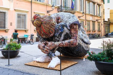 LUCCA, İtalya - 13 Eylül 2018: Bu Biennale sırasında karelerden birinde sergilenen Limited Space 'in (Manuela Granziol) çağdaş bir heykeli..