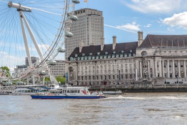 LONDON, GREAT BRITAIN - 20 Mayıs 2014: Bu Londra Gözü yakınlarındaki Thames nehri otobüsü.