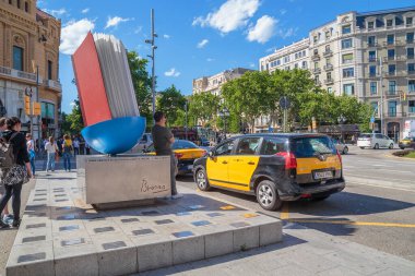 BARCELONA, İspanya - 12 Mayıs 2017: Bu modern Eixample bölgesinde kitap ve yazar Juan Brossa anıtı.