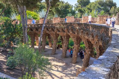 BARCELONA, İspanya - 13 Mayıs 2017: Bu Park Guell 'de alışılmadık bir viyadük tasarımı (mimar Antoni Gaudi).