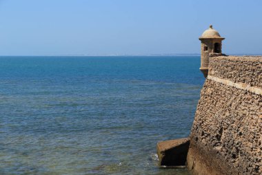 CADIZ, SPAIN - 22 Mayıs 2017 Bu Catalina Kalesi 'nin duvarlarından birinin üzerinde okyanusa bakan bir gözetleme kulesi.