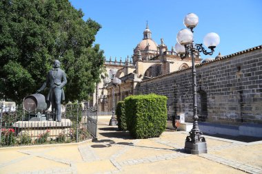 JEREZ DE LA FRONTERA, İspanya - 22 Mayıs 2017: Bu Katedral yakınlarındaki meydanda Tio Pepe Sherry şirketinin kurucusu için bir anıttır..