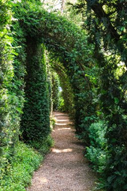 ETRETAT, FRANCE - 1 Eylül 2019: Bu Etretat Bahçeleri yolunda bir yapay yeşil atari salonu.