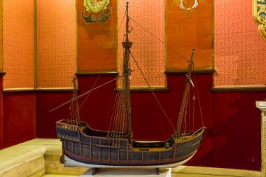 SEVILLE, SPAIN - 21 Mayıs 2017: Bu Alcazar Ticaret Odası 'nın sergilenen Orta Çağ İspanyol ticaret gemisinin bir modeli.