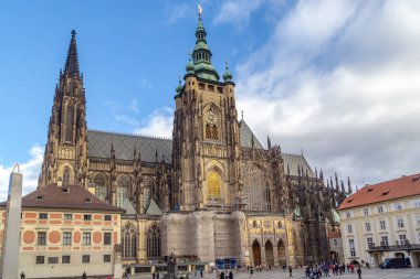PRAG, CZECH - 26 Ekim 2023 Bu Prag Kalesi 'nin üçüncü avlusundan St. Vitus Katedrali' nin görüntüsü.