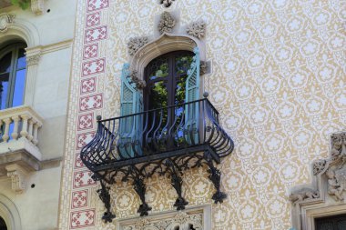 BARCELONA, İspanya - 13 Mayıs 2017: Bu Art Nouveau tarzında bir evin ön cephesinde balkonu olan mimari bir parça.