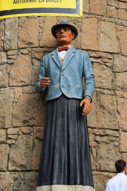 BARCELONA, SPAIN - 9 Mayıs 2017: Bu, etnik mimari parktaki 'İspanyol Köyü' ndeki dev bir karnaval bebeği figürü..