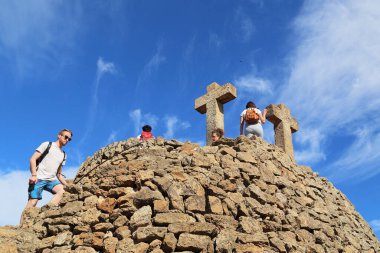 BARCELONA, SPAIN - 13 Mayıs 2017: Guell Park 'taki Cross Hill gözlem güvertesindeki kimliği belirsiz kişiler.