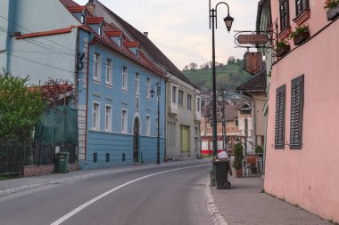 SIGHISOARA, ROMANIA - 2 Mayıs 2023 Burası kalenin kale duvarlarını çevreleyen eski şehrin Morii Caddesi..