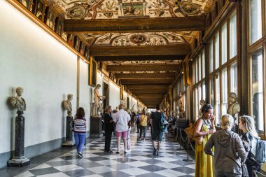 FLORENCE, İtalya - 18 Eylül 2018: Tanımlanamayan ziyaretçiler, Uffizi Galeri Müzesi 'nin dünyaca ünlü koridorlarından birinde sergiyi inceliyor