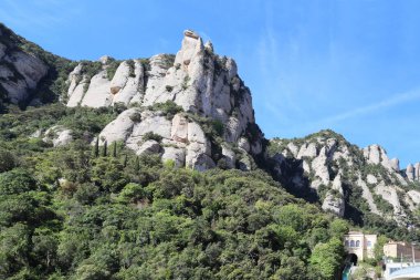 MONTSERRAT, SPAIN - 15 Mayıs 2017: Bu kayalar Cremallera raf demiryolu üst istasyonu yakınlarındaki Montserrat kutsal dağının tuhaf kayaları.