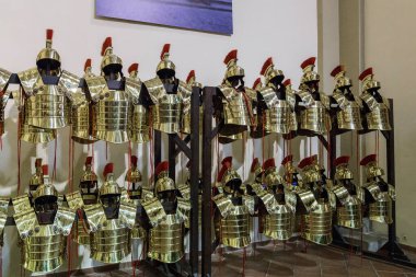 GİRONA, İSPAN - 14 Mayıs 2017: Bu Roma lejyonerlerinin zırhı St. Luke Kilisesi 'ndeki karnaval gereçleri sergisinde.