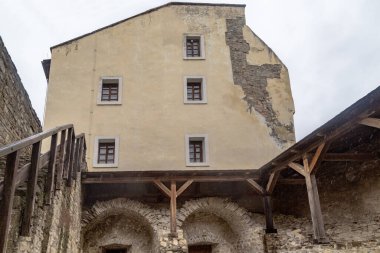 KHOTYN, UKRAINE - 26 Nisan 2023: Bu Khotyn Kalesi 'nin bölgesindeki arkeolojik alandan kışla binasının görüntüsü.