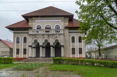 KHOTYN, UKRAINE - 26 Nisan 2023: Bu, şu anda Okul Çocukları Evi 'nin bulunduğu Khizhdeu' nun adını verdiği eski tiyatronun binasıdır..